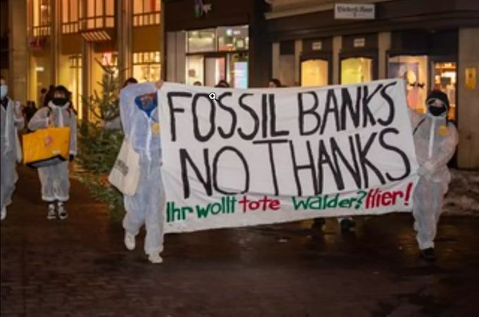 «Fossil Banks No Thanks» an der Merry Crisis Aktion des Klimastreiks im Dezember 2020. Klima Streik.