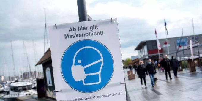 Ein Schild mit der Aufschrift «Ab hier gilt Maskenpflicht» hängt an der Promenade. Foto: Daniel Bockwoldt/dpa Ein Schild mit der Aufschrift «Ab hier gilt Maskenpflicht» hängt an der Promenade. Foto: Daniel Bockwoldt/dpa