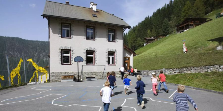 Im Schnitt drehen in der 3. bis 8. Primarklasse nur 1,3 Prozent der Lernenden in der Schweiz eine «Ehrenrunde». Ob sie in der Stadt wohnen oder auf dem Land (Bild Monstein bei Davos) spielt dabei weniger eine Rolle als ihr Migrationsstatus und der Bildungsstand der Eltern (Archivbild).