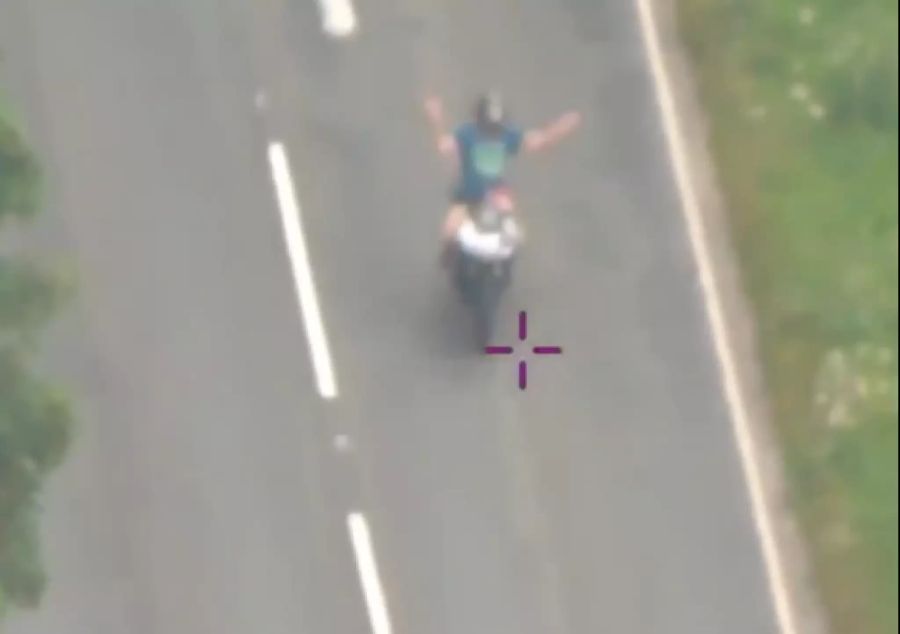 Der Killer aus England winkt der Polizei zu.