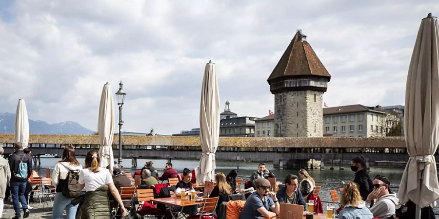 Auf der Terrasse eines Restaurants an der Reuss in Luzern. Die Öffnung der Aussenbereiche ist in der Gastronomie seit Montag wieder erlaubt.