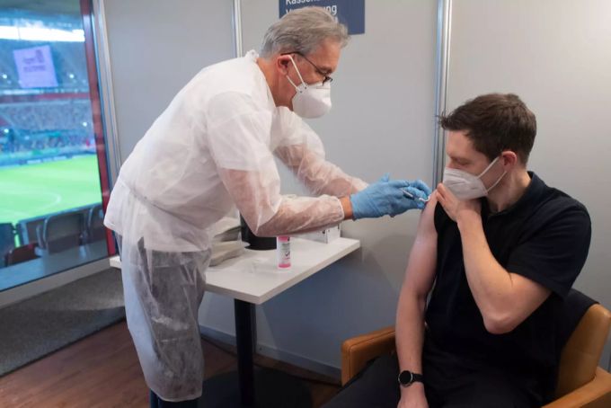 Ein Mann wird mit dem Impfstoff von Biontech/Pfizer gegen das Coronavirus geimpft. Coronavirus