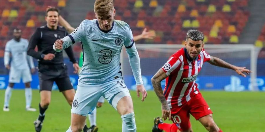 Chelseas Timo Werner (l) behauptet sich am Ball im Zweikampf gegen Angel Correa von Atlético Madrid. Foto: Vadim Ghirda/AP/dpa