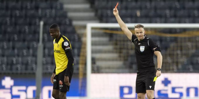 Mohamed Ali Camara sieht in der Nachspielzeit die gelb-rote Karte für ein völlig unnötiges Handspiel. camara rot