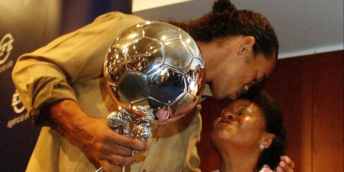 Ronaldinho nimmt seine Mutter Dona Miguelina in den Arm. Ronaldinho