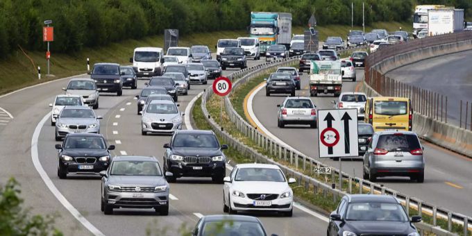 Der Verurteilte wählte vorwiegend die Strecke beim Gubrist, wo dichter Verkehr häufig ist. (Symbolbild) Gubrist Zürich Verkehr