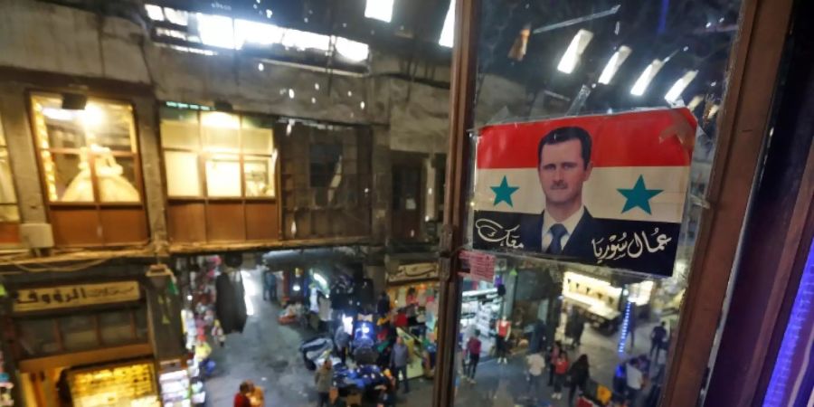 Ein Sticker mit dem Konterfei von Assad