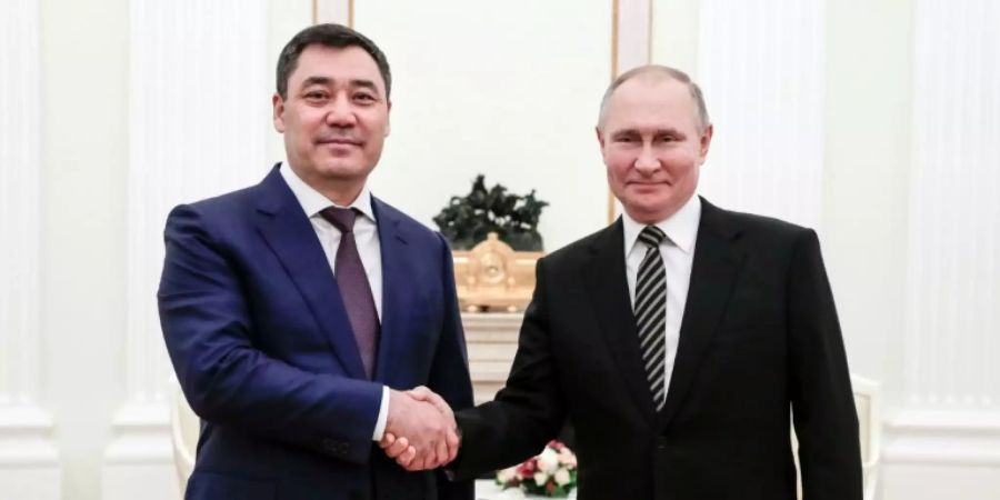 Dschaparow (l.) im Februar bei Russlands Präsident Putin