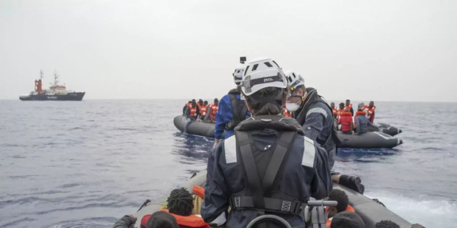 HANDOUT - Die Hilfsorganisation Sea-Watch bringt bei einem Rettungseinsatz im zentralen Mittelmeer Migranten in Sicherheit. Foto: Fabian Melber / Sea-Watch.Org/Sea-Watch.Org/dpa - ACHTUNG: Nur zur redaktionellen Verwendung im Zusammenhang mit der aktuellen Berichterstattung und nur mit vollständiger Nennung des vorstehenden Credits