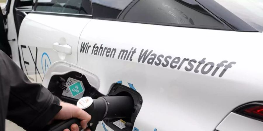 Für E-Autos im Pkw-Segment setzen Hersteller bisher vor allem auf die reine Batterievariante. Technikexperten plädieren für mehr Offenheit gegenüber den Alternativen Brennstoffzelle und Wasserstoffmotor. Foto: Bernd Wüstneck/dpa-Zentralbild/dpa