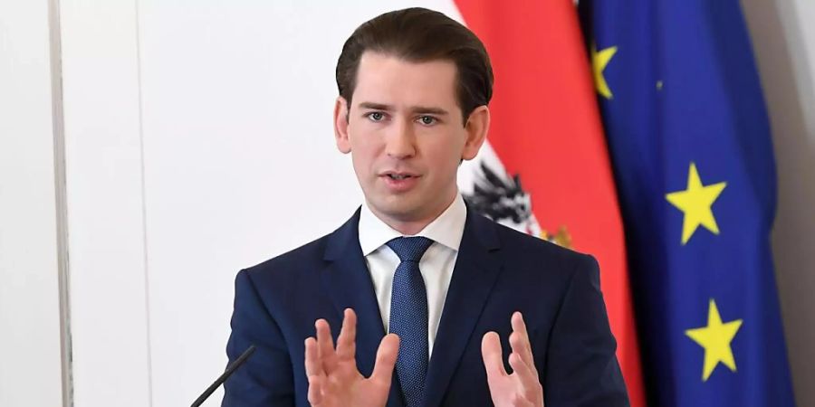 Österreichs Bundeskanzler Sebastian Kurz spricht mit Journalisten vor dem Ministerrat im Bundeskanzleramt in Wien. Foto: Helmut Fohringer/APA/dpa