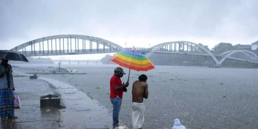 Ein Zyklon ist an der Westküste Indiens entlanggezogen und hat Medienberichten zufolge Menschenleben gefordert und für Verwüstung gesorgt. Foto: R S Iyer/AP/dpa