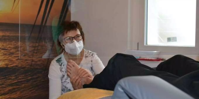 Irène Brumann hat sich auf Fussreflexmassagen spezialisiert. Studio von Brumann