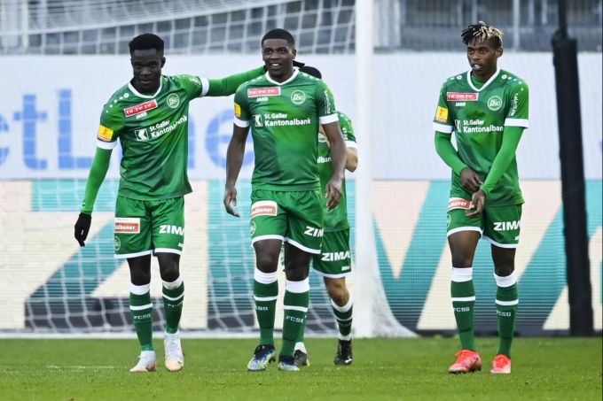 Kwadwo Duah (Mitte) erzielt gegen seinen Ex-Klub YB das zwischenzeitliche 2:0. FC ST. Gallen YB