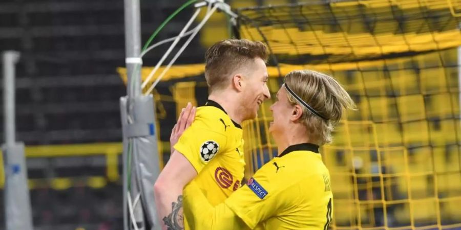 Ist begeistert von seinem BVB-Teamkollegen Erling Haaland (r): Marco Reus. Foto: Bernd Thissen/dpa-Pool/dpa