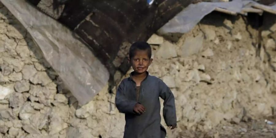 Viele Flüchtlinge in Afghanistan haben kein festes Dach über dem Kopf, sondern leben in behelfsmässigen Zelten (Archiv). Foto: Mariam Zuhaib/AP/dpa