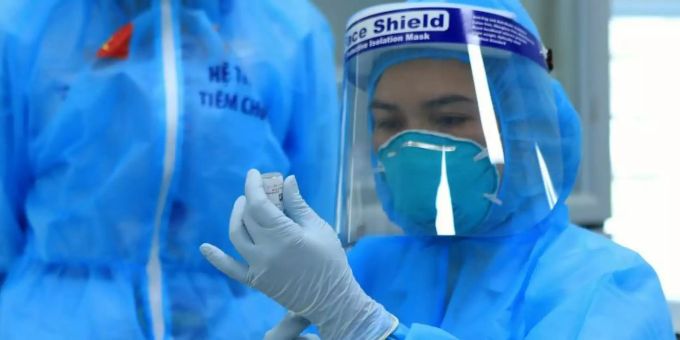 Corona-Impfung in Hanoi (Archiv). Die vietnamesische Regierung berichtet von einer neuen Virus-Variante. Foto: Hau Dinh/AP/dpa Corona-Impfung in Hanoi (Archiv). Die vietnamesische Regierung berichtet von einer neuen Virus-Variante. Foto: Hau Dinh/AP/dpa