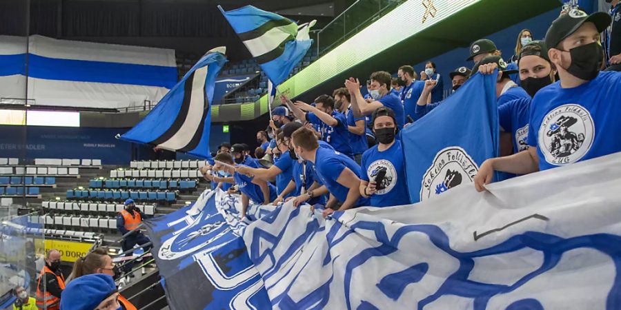 Nach dem Gewinn des Schweizermeistertitels durch den EVZ in Zug feierten Fans in und vor allem ums Stadion.