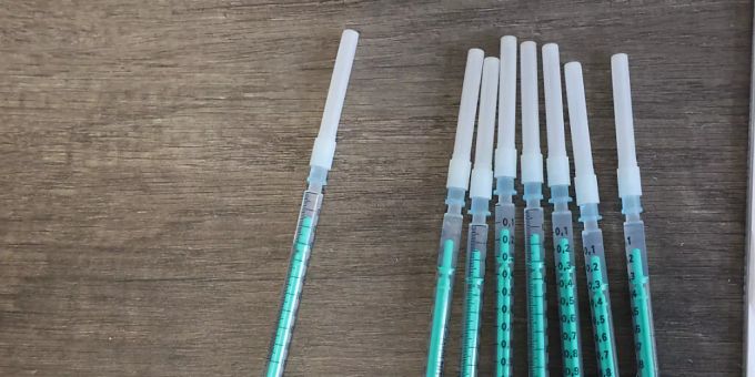 Spritzen gefüllt mit dem Impfstoff von Biontech/Pfizer gegen Covid-19 liegen auf dem Tisch einer Hausarztpraxis. Coronavirus Impfstoff