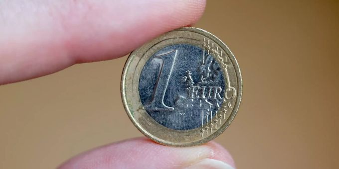 Ein digitaler Euro könnte nach Einschätzung von EZB-Direktoriumsmitglied Fabio Panetta frühestens im Jahr 2026 eingeführt werden. Ein-Euro-Münze