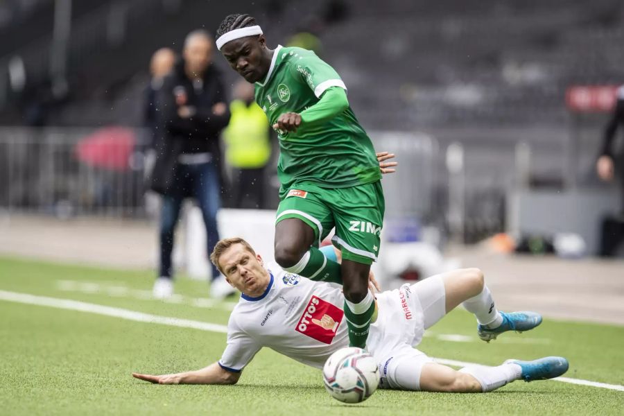 St. Gallens Elie Youan setzt sich gegen Christian Schwegler vom FC Luzern durch.