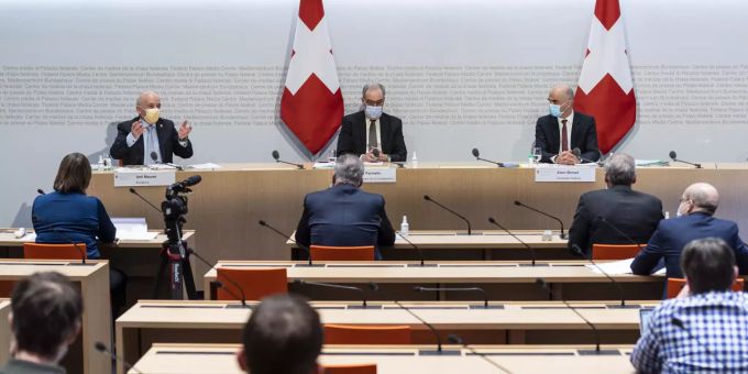 Bundesrat Ueli Maurer, links, spricht neben Bundesratspräsident Guy Parmelin, Mitte, und Bundesrat Alain Berset, im Anschluss an die Bundesratssitzung, über die neusten Massnahmen zur Bewältigung der Krise um die Pandemie des Coronavirus COVID-19, am Mittwoch, 17. Februar 2021 in Bern. CORONAVIRUS, CORONA-VIRUS, COVID-19, CONSEIL FEDERAL, GESUNDHEITSMINISTER,