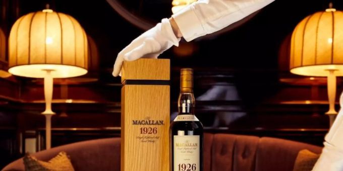 Eine Flasche des 60 Jahre alten «The Macallan 1926 Fine and Rare». Foto: Peter Dibdin/Whisky Auctioneer/dpa Eine Flasche des 60 Jahre alten «The Macallan 1926 Fine and Rare». Foto: Peter Dibdin/Whisky Auctioneer/dpa