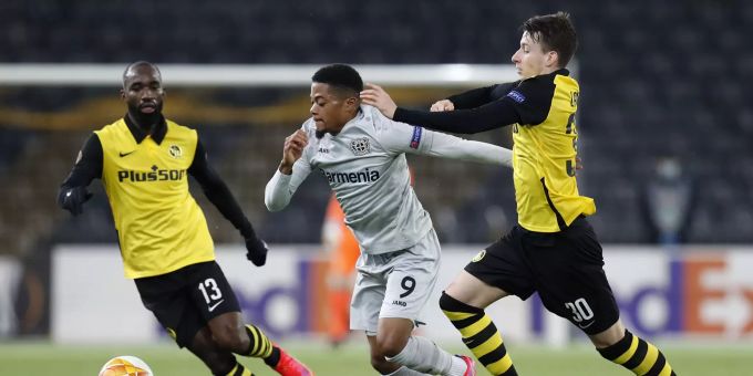 YBs Sandro Lauper kämpft mit Leverkusens Leon Bailey um den Ball. YB Bayer Leverkusen