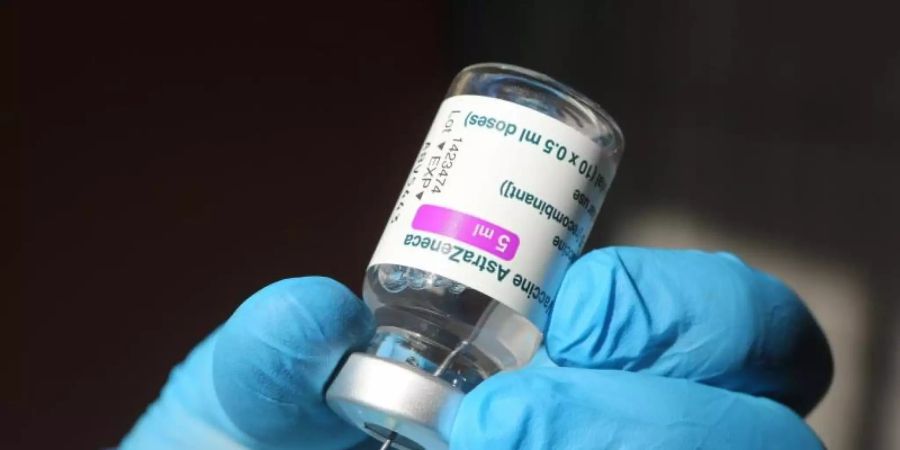 Eine Spritze wird mit dem Corona-Impfstoff von Astrazeneca aufgezogen. Foto: Matthias Bein/dpa-Zentralbild/dpa