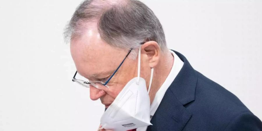 Als Politiker dürfte Stephan Weil Attacken gewöhnt sein. Mitglieder der Querdenker-Szene wollten ihren Protest nun allerdings in den privaten Bereich des niedersächsischen Ministerpräsidenten tragen. Foto: Julian Stratenschulte/dpa