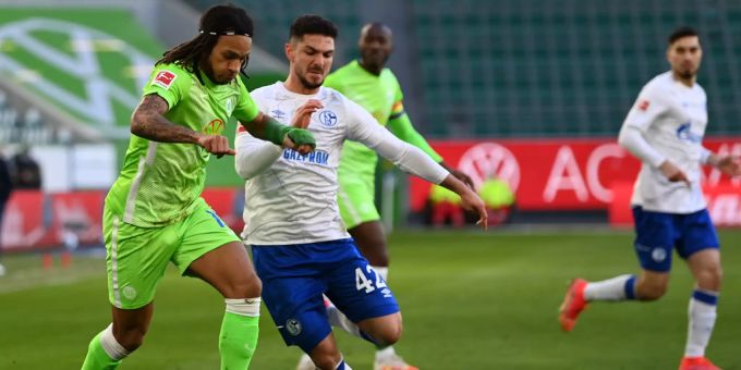 Wolfsburgs Abwehrspieler Kevin Mbabu und Schalkes Mittelfeldspieler Kerim Calhanoglu. Kevin Mbabu