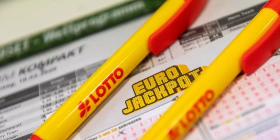 Ein Los für den Eurojackpot liegt in einer Lotto-Annahmestelle. Foto: Patrick Seeger/dpa