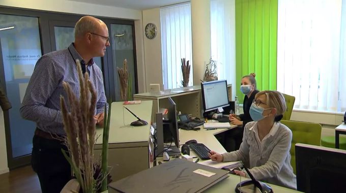 Andreas Heisler spricht mit seinen neuen Angestellten in der «Rundschau». andreas heisler arzt coronavirus