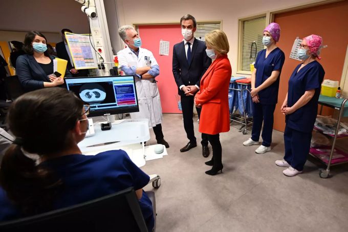 Der französische Gesundheitsminister Olivier Veran (C) besucht am 24. Februar die Pfleger der Intensivstation des Hospital Centre in Dunkerque. French Health Minister Olivier Veran visits emergency and intensive care units