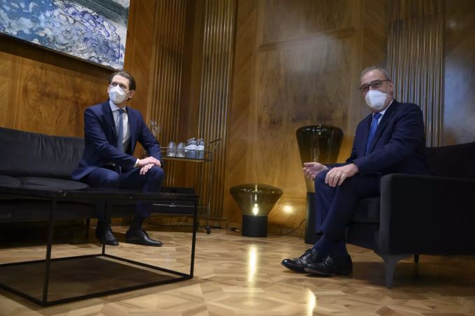 Österreichs Bundeskanzler Sebastian Kurz (l) im Gespräch mit Guy Parmelin (r). Swiss President Guy Parmelin visits Austria