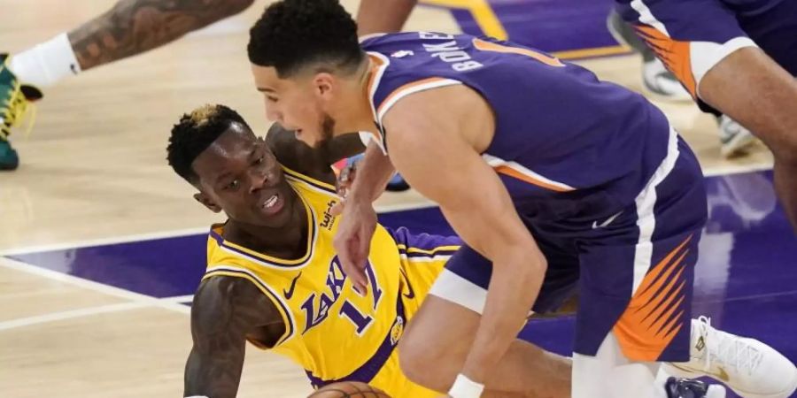 Dennis Schröder (l) musste mit den Lakers sich den Phoenix Suns geschlagen geben. Foto: Mark J. Terrill/AP/dpa