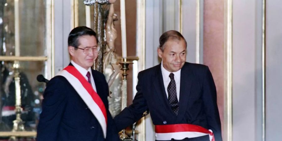 Alberto Fujimori (links) im Jahr 1992