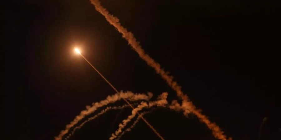 Raketen werden von Gaza-Stadt in Richtung Israel abgefeuert. Foto: Bashar Taleb/APA Images via ZUMA Wire/dpa