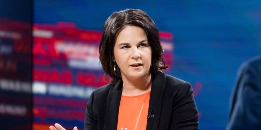 Annalena Baerbock, Kanzlerkandidatin von Bündnis 90/Die Grünen, spricht in der ZDF-Sendung «Was nun,...?» mit Peter Frey. (Archivbild). Foto: Thomas Kierok/ZDF/dpa