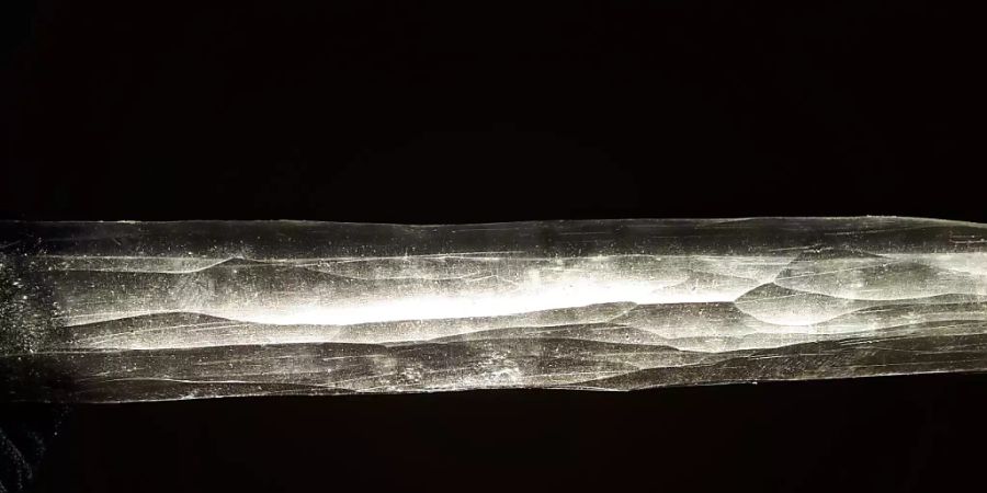 Eine Eisprobe aus einem antarktischen Eisbohrkern: Anhand eines einziges Eisbohrkerns gelang es Berner Forschenden, die mittleren Ozeantemperaturen der letzten 700'000 Jahre zu rekonstruieren. (Pressebild)