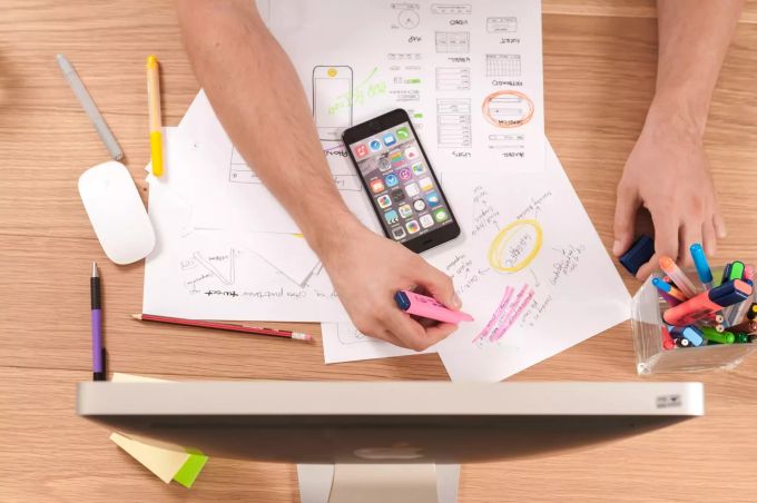 Arbeiten Sie mit Prioritätenlisten statt To-Do Listen. Mann am Bürotisch