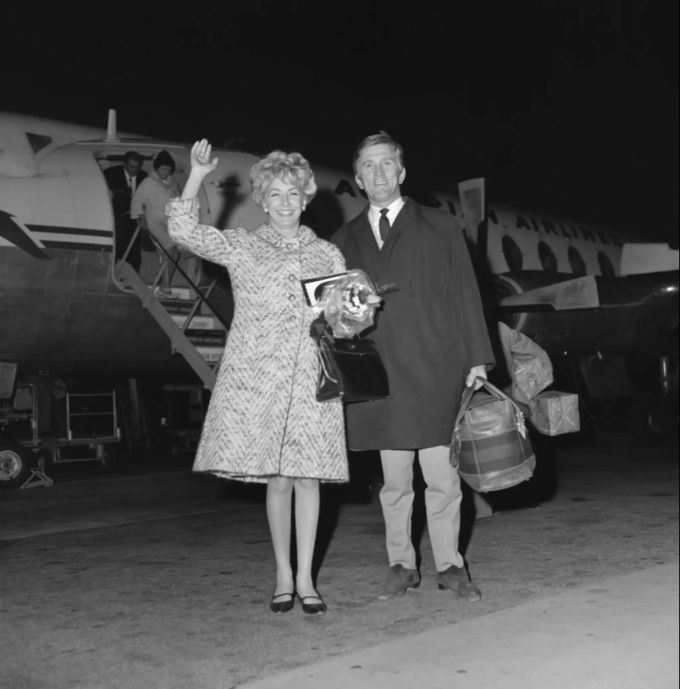 Der Filmschauspieler Kirk Douglas (103†) und seine Frau Anne Buydens (102†), aufgenommen am 30. April 1966 nach ihrer Ankunft am Flughafen Zürich-Kloten. Kirk Douglas Anny Buydens
