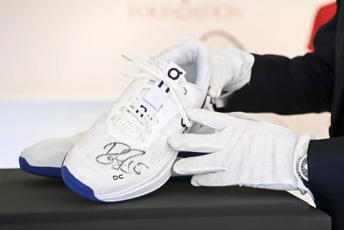 Die On Schuhe aus den Qatar Open 2021 des Schweizer Tennisspielers Roger Federer im Auktionshaus Christie's in Zuerich, aufgenommen am Dienstag, 27. April 2021. On