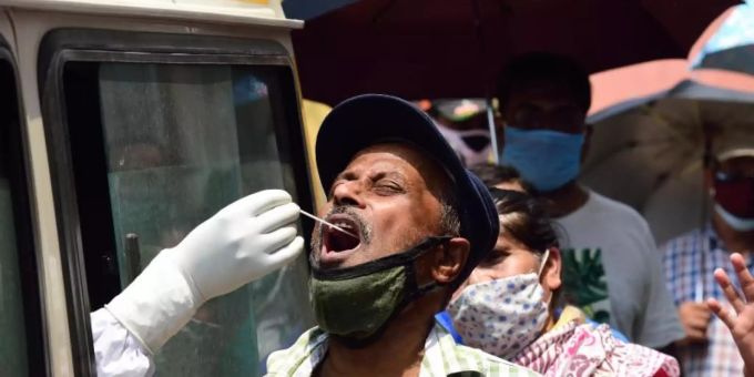 Ein Mitarbeiter des Gesundheitswesens entnimmt in Kalkutta aus einem Auto heraus einen Abstrich für einen Corona-Test. Foto: Sumit Sanyal/SOPA Images via ZUMA Wire/dpa Ein Mitarbeiter des Gesundheitswesens entnimmt in Kalkutta aus einem Auto heraus einen Abstrich für einen Corona-Test. Foto: Sumit Sanyal/SOPA Images via ZUMA Wire/dpa