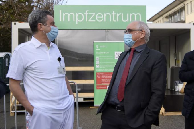 Der Berner Regierungspräsident Pierre Alain Schnegg, rechts, und Robert Escher, Chefarzt und Leiter der Klinik des Spital Emmental Burgdorf, links, während eines Besuchs im Impfzentrum gegen das Coronavirus in Burgdorf, am Dienstag, 16. Februar 2021. Pierre-Alain Schnegg Impfzentrum Coronavirus