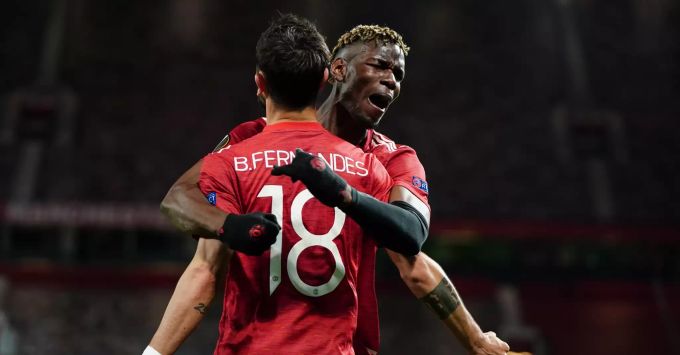 Manchesters Bruno Fernandes (vorne) bejubelt sein Tor zum 4:2 mit Paul Pogba. Foto: Jon Super/AP/dpa europa league
