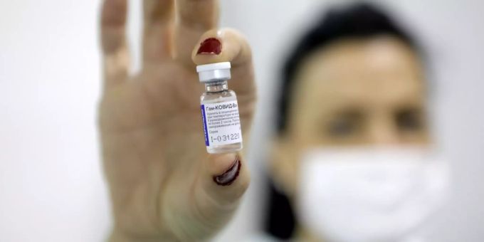 Eine Fachkraft präsentiert im Impfzentrum in Belgrad eine Ampulle mit einem Impfstoff. Coronavirus Impfung Serbien Ungarn