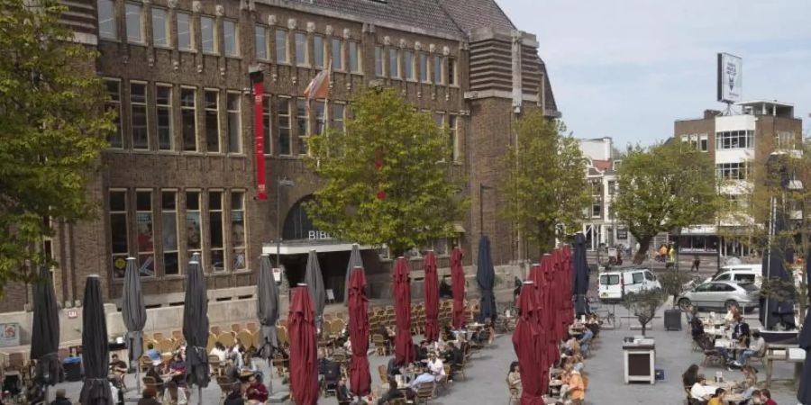 Gut besucht ist der Aussenbereich einer Gaststätte in Utrecht. Foto: Peter Dejong/AP/dpa