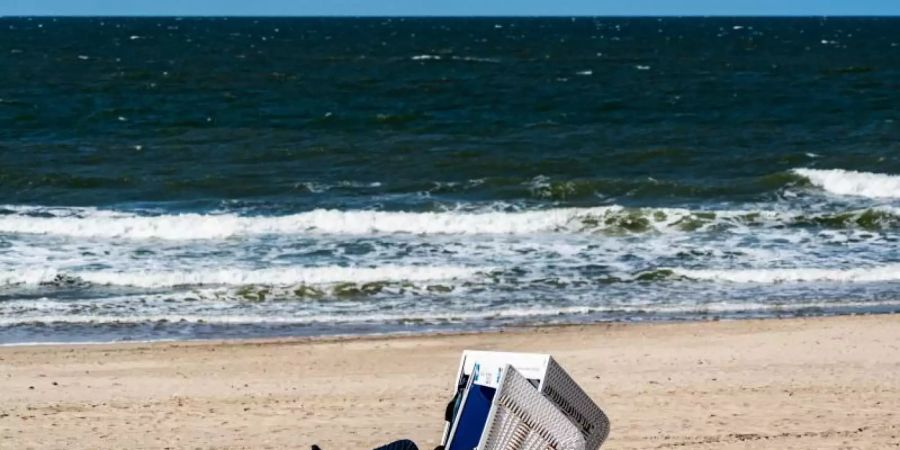 In vier Modellregionen in Schleswig-Holstein sollen die Tourismusbetriebe eine schrittweise Lockerung der Corona-Schutzmassnahmen erproben. Das Modellprojekt auf Sylt startet am 1. Mai und ist zunächst bis zum 31. Mai vorgesehen. Foto: Axel Heimken/dpa