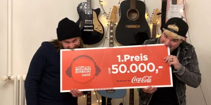 Gewinner und sein Coach: Sänger Aaron und Baschi. Sänger Aaron mit Baschi